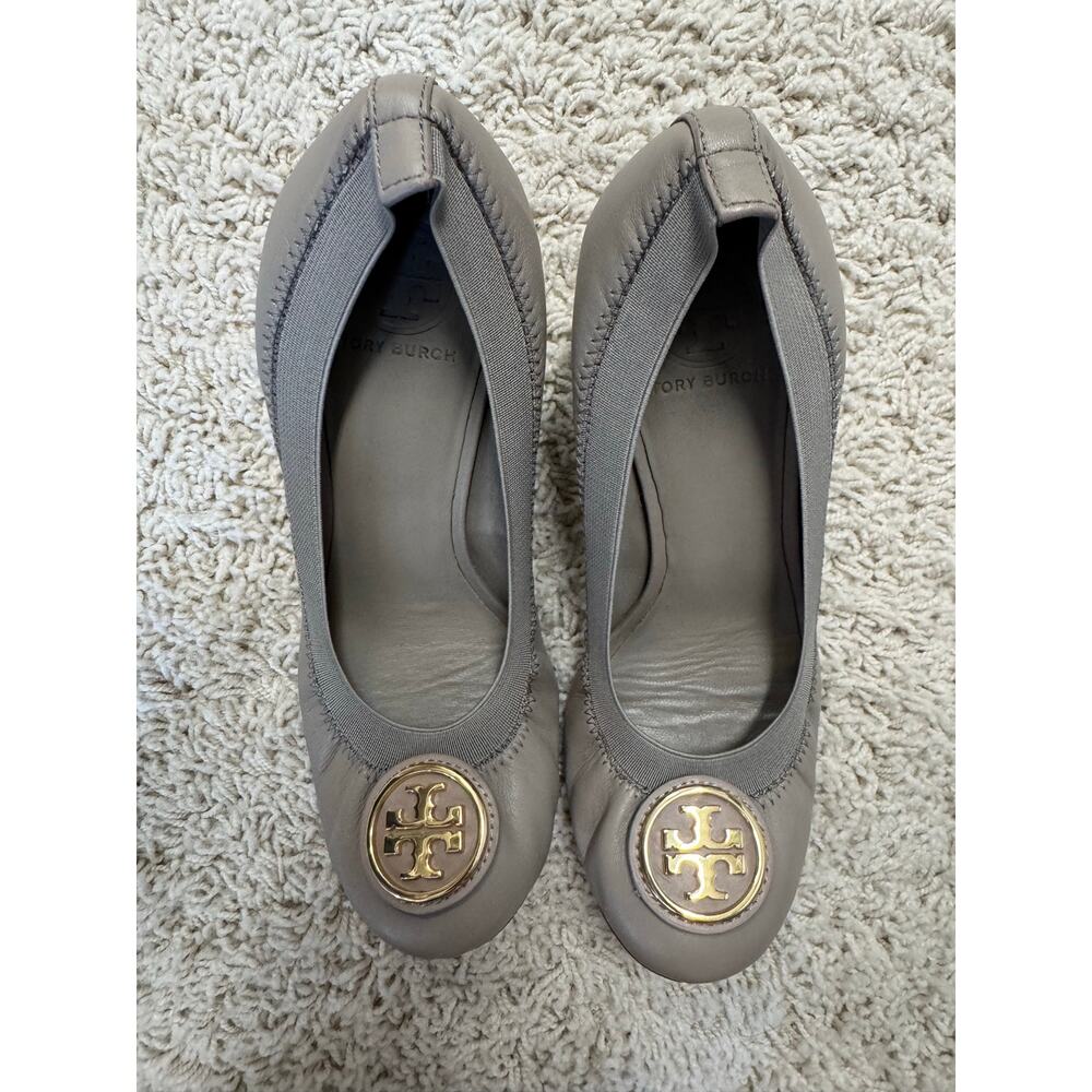 Tory Burch Caroline logo Wedge pumps heels taupe gray gold leather 8.5 preppy